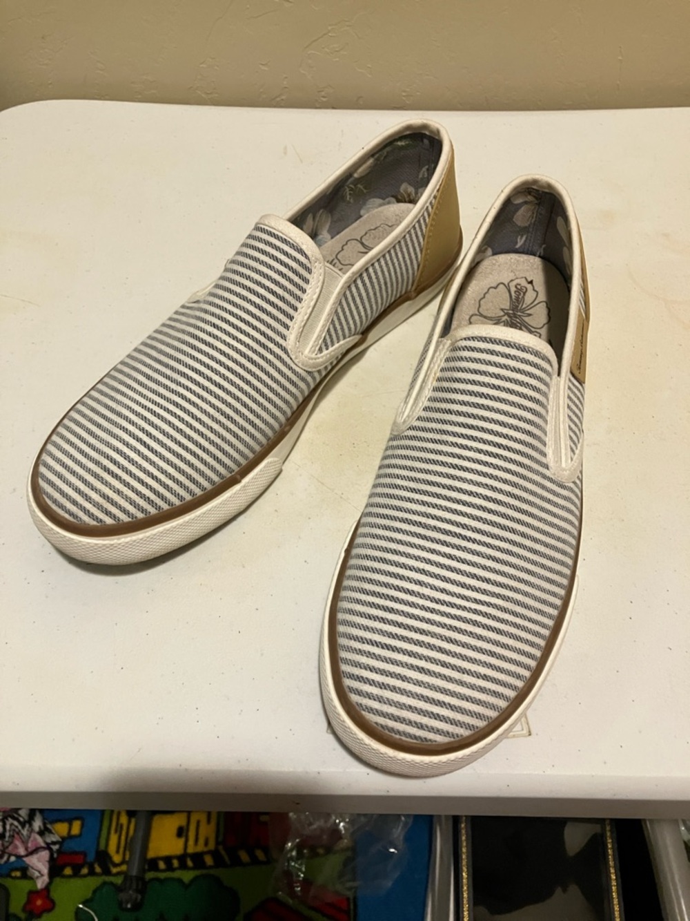 EUC Women’s Tommy Bahama Blue Striped Canvas Slip-On Sneakers size 10